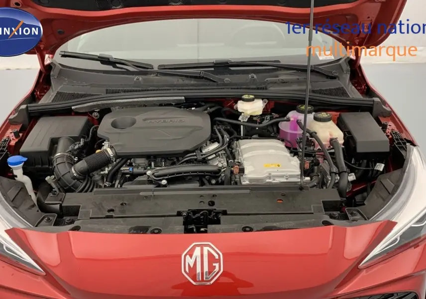 Vue avant du moteur hybride ouvert d'une MG3 1.5 L Hybrid+ 195 ch Luxury en rouge Diamond Red.