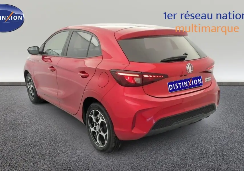MG3 1.5 L Hybrid+ rouge Diamond Red en 3/4 arrière droit, avec feux LED et jantes alliage 16 pouces.