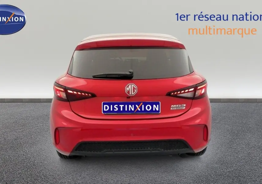 Vue arrière d'une MG3 Diamond Red 2026 avec feux LED distinctifs et logo MG centré sur le hayon.