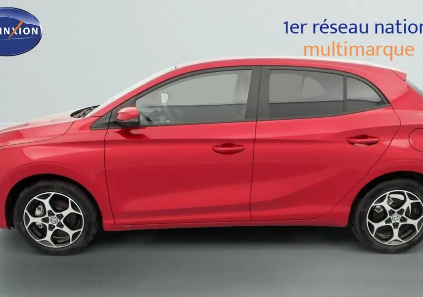 Vue latérale droite d’une MG3 1.5 L Hybrid+ rouge Diamond avec jantes alliage 16 pouces et vitres surteintées.