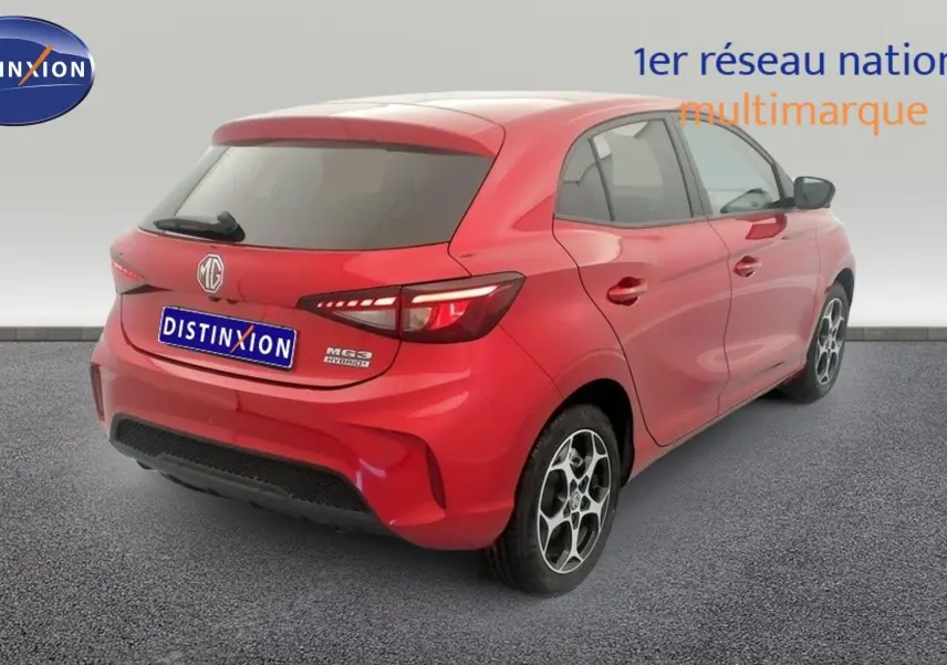Vue 3/4 arrière droite d'une MG3 1.5 L Hybrid+ rouge Diamond avec jantes alliage et vitres surteintées.