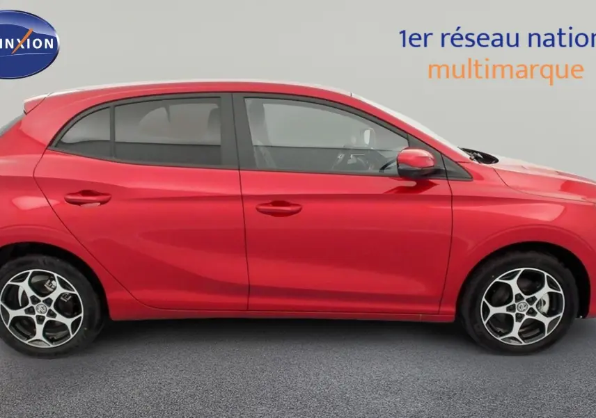 Vue latérale droite d'une MG3 1.5 L Hybrid+ 195 ch Luxury en rouge Diamond Red avec jantes alliage 16 pouces.