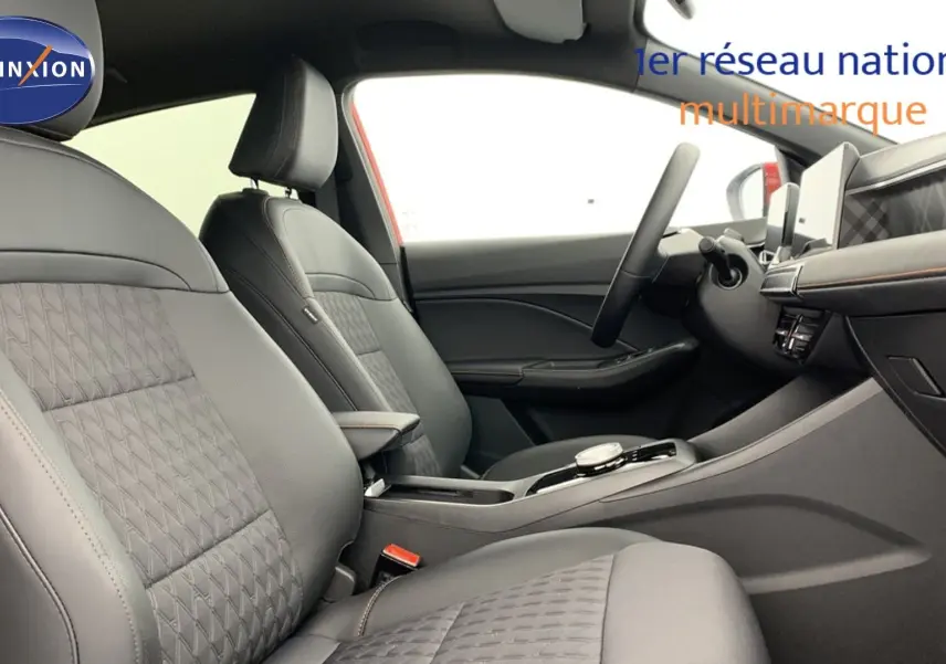 Vue intérieure côté droit montrant les sièges avant en similicuir noir et la console centrale du MG3 1.5 L Hybrid+ Luxury 2026.