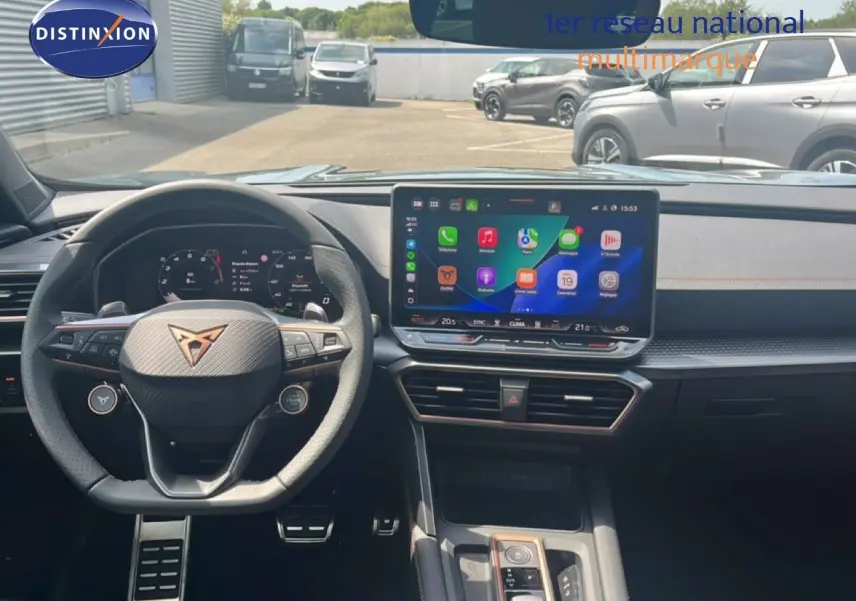 Vue intérieure centrée sur le tableau de bord et volant du CUPRA Formentor 1.5 eTSI, écran tactile allumé.