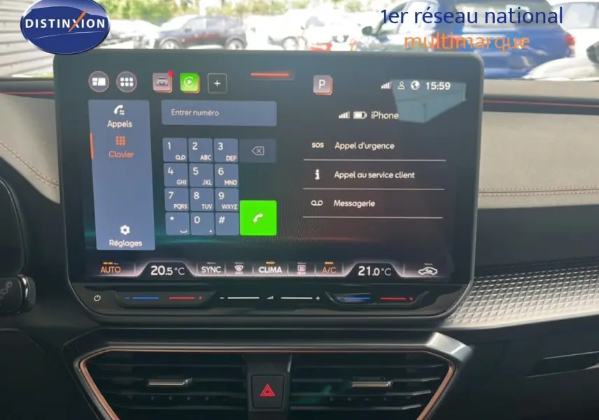 Vue intérieure du tableau de bord de la CUPRA Formentor 1.5 eTSI 150CH DSG7 avec écran tactile affichant le clavier d'appel.