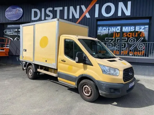 Fourgon Ford Transit Chassis Cabine jaune vu en 3/4 avant droit avec caisse fermée et hayon arrière visible.