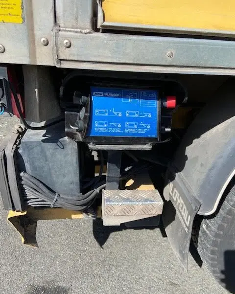 Gros plan sur le boîtier de commande hayon d’un Ford Transit Chassis Cabine jaune, côté arrière droit du véhicule.