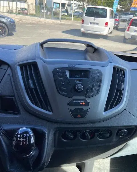 Vue intérieure du tableau de bord et levier de vitesses manuel du Ford Transit Chassis Cabine T350 diesel de 2015.