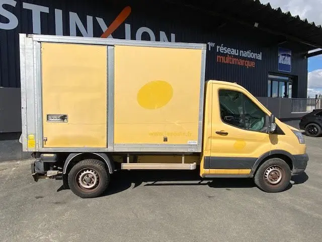 Vue de profil côté droit d'un Ford Transit Chassis Cabine jaune avec caisse fermée et hayon arrière visible.