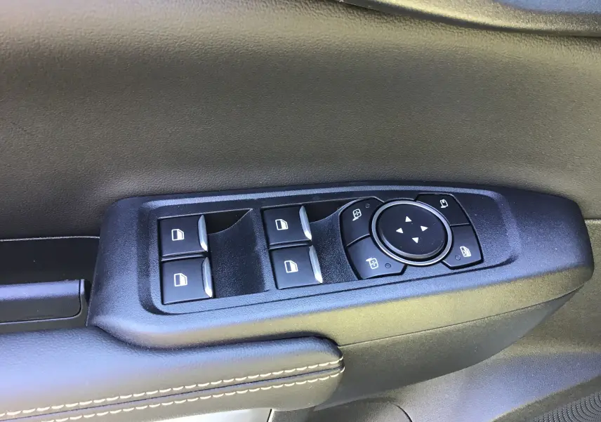 Panneau de commandes des vitres et rétroviseurs côté conducteur du Ford Ranger Double Cabine gris carbone 2025.