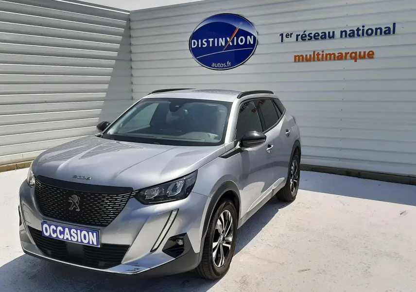 Peugeot 2008 gris Artense vue 3/4 avant droit, avec calandre noire et jantes alliage distinctives.