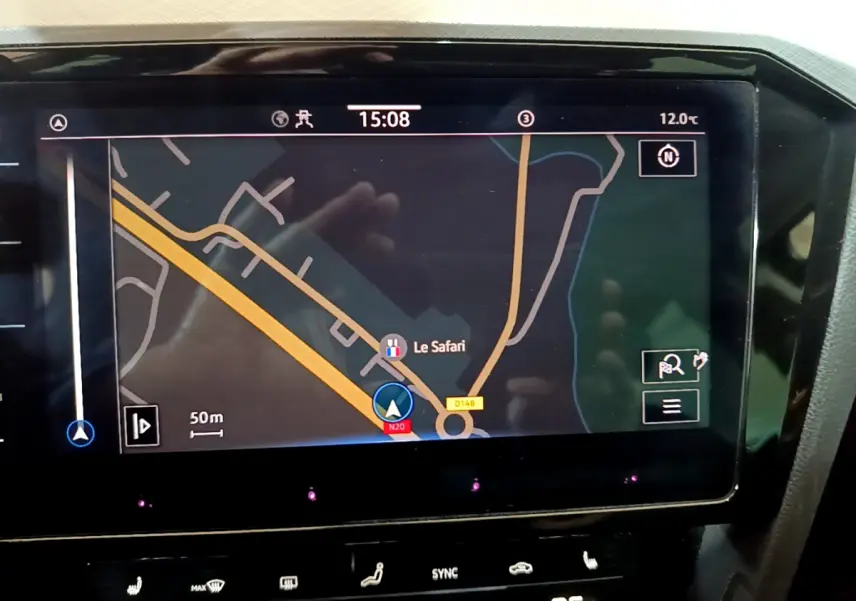 Écran tactile central de navigation 9,2 pouces dans Volkswagen Passat GTE gris foncé, vue intérieure rapprochée.
