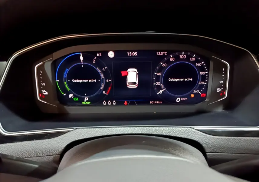 Tableau de bord numérique de la Volkswagen Passat GTE 2022, affichage central avec indicateurs de guidage non actif.