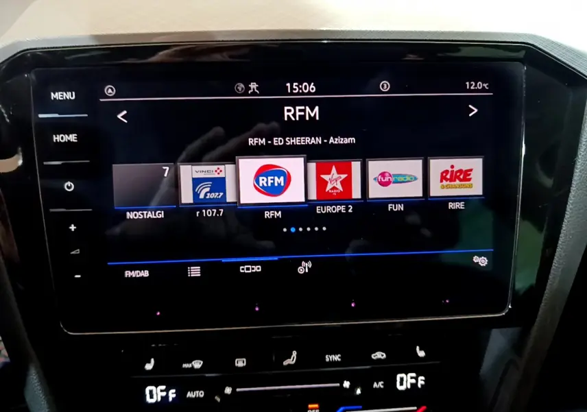 Écran tactile central du tableau de bord de la Volkswagen Passat GTE 2022, affichant les stations radio.