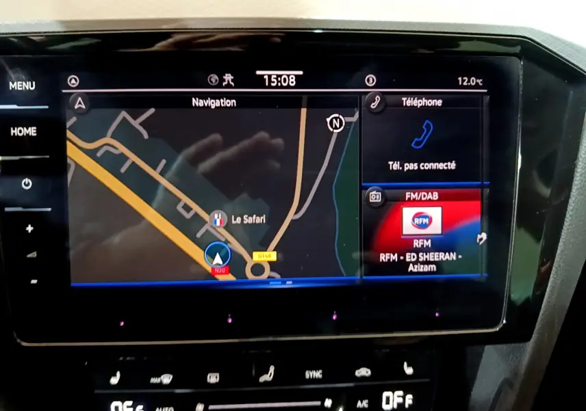 Écran tactile central de navigation et multimédia dans Volkswagen Passat GTE gris foncé, vue intérieure rapprochée.