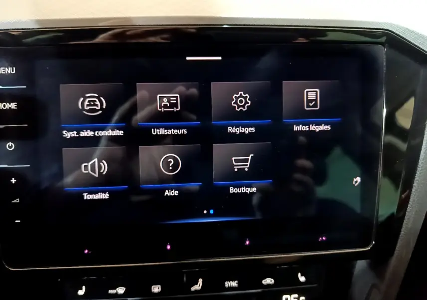 Écran tactile central affichant le menu des réglages dans l'habitacle d'une Volkswagen Passat GTE gris foncé.