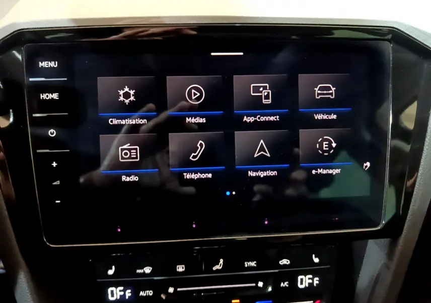 Écran tactile central de 9,2 pouces du Volkswagen Passat hybride rechargeable, affichant le menu principal multimédia.