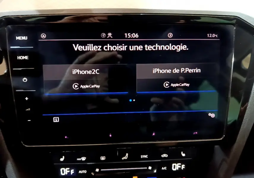 Écran tactile central de la Volkswagen Passat GTE 2022 affichant le menu Apple CarPlay en intérieur noir.
