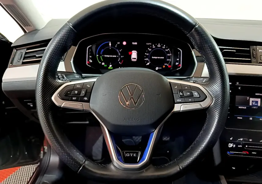 Volant en cuir noir avec logo VW et badge GTE, tableau de bord digital de Volkswagen Passat hybride rechargeable 2022.