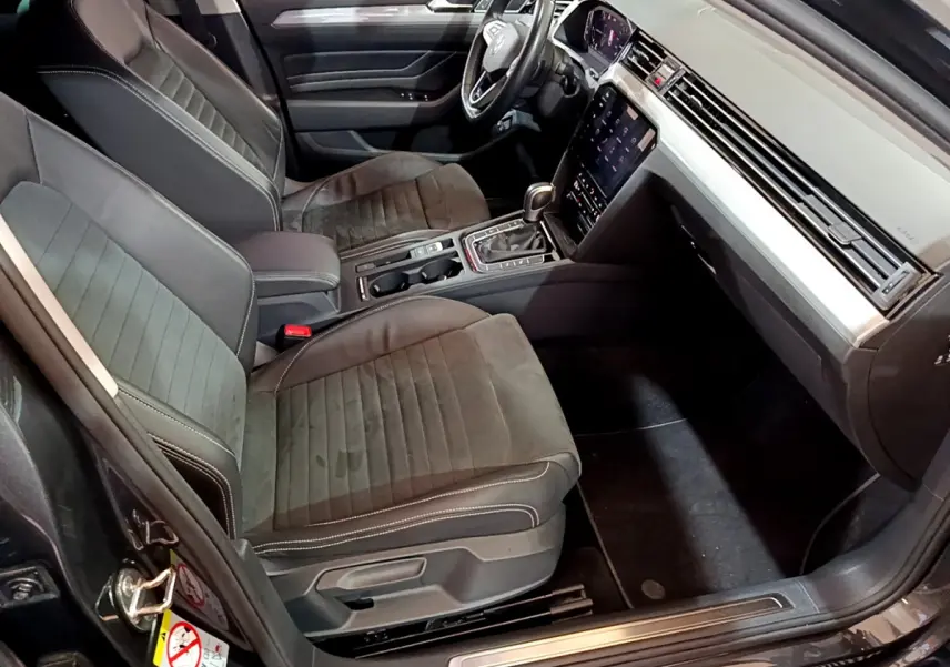 Intérieur avant droit de la Volkswagen Passat hybride rechargeable 2022, sièges gris foncé et tableau de bord moderne tactile.