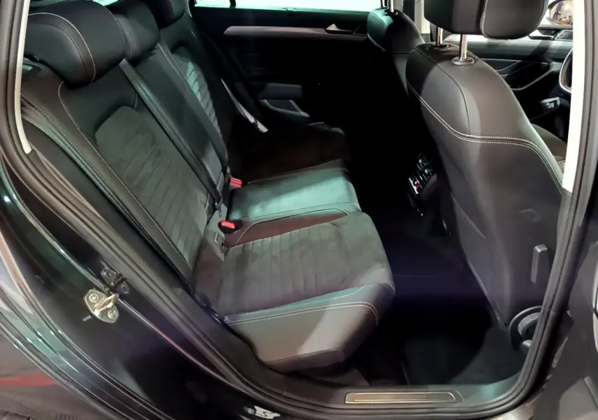 Vue côté gauche des sièges arrière en cuir noir et alcantara de la Volkswagen Passat hybride rechargeable gris foncé 2022