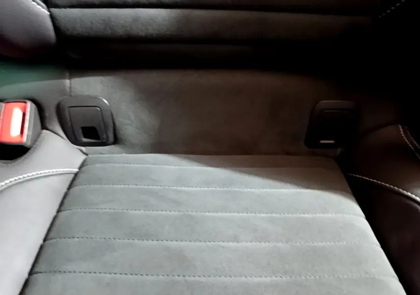 Gros plan sur la banquette arrière gris foncé en tissu et cuir de la Volkswagen Passat hybride rechargeable 2022.