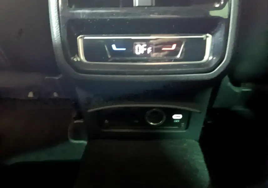 Détail du panneau de commande de climatisation arrière et prise USB-C dans l'habitacle de la Volkswagen Passat GTE gris foncé.
