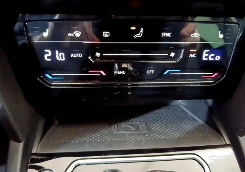 Gros plan sur la commande de climatisation digitale avec affichage température et mode Eco dans une Volkswagen Passat GTE 2022.