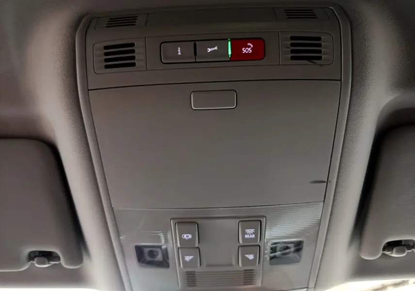 Vue intérieure du plafonnier avec boutons SOS et commandes d'éclairage d'une Volkswagen Passat gris foncé hybride rechargeable