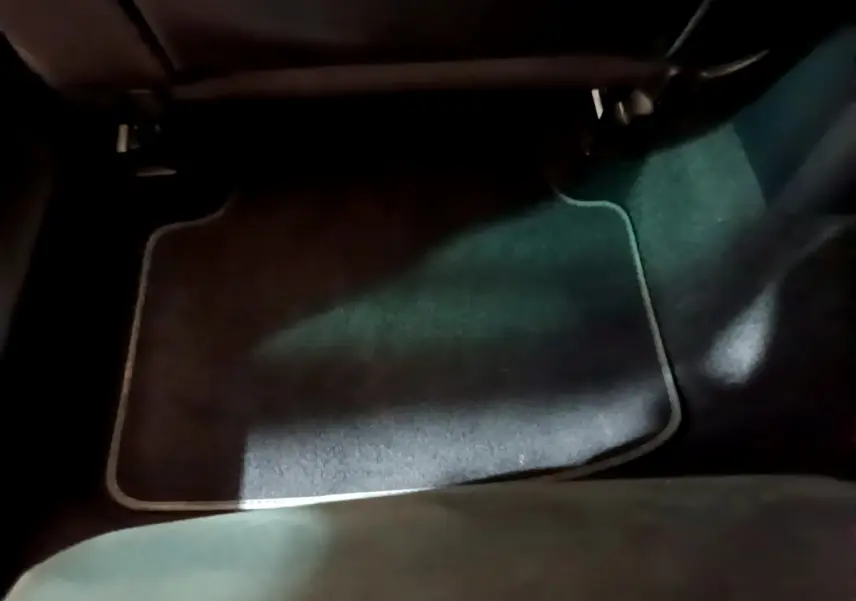 Tapis de sol gris foncé côté passager arrière dans une Volkswagen Passat hybride rechargeable 2022