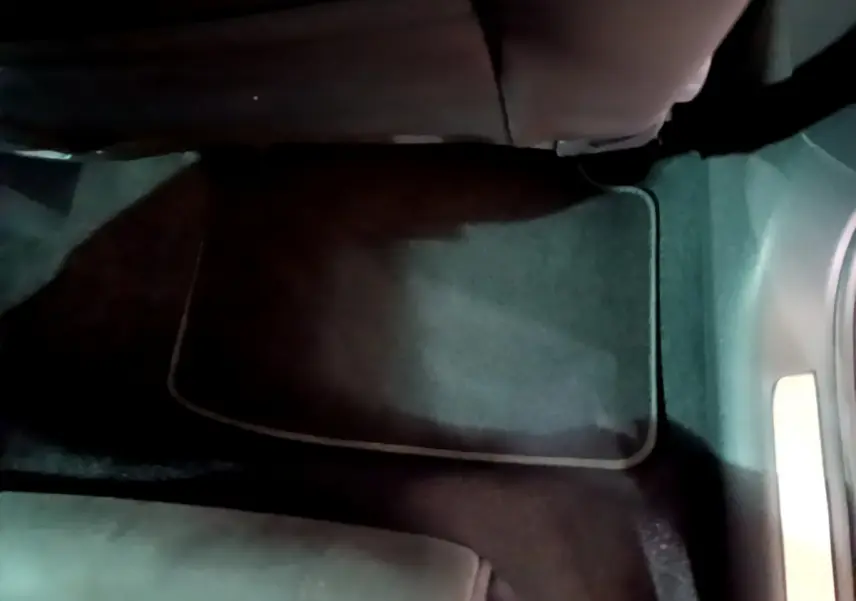 Plancher côté passager arrière avec tapis noir dans une Volkswagen Passat 1.4 TSI DSG hybride rechargeable gris foncé 2022