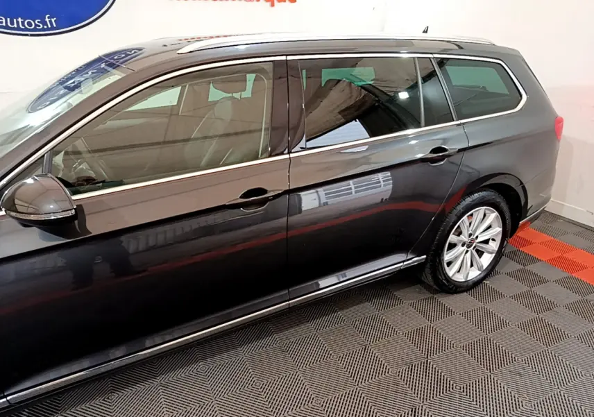 Profil côté gauche d'une Volkswagen Passat break gris foncé 2022, mettant en valeur ses lignes élégantes et ses jantes alliage.