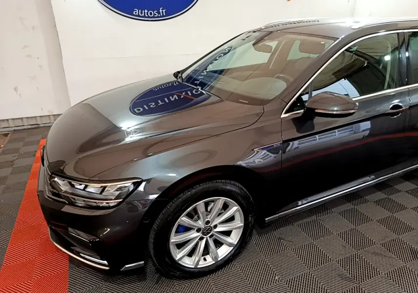 Vue 3/4 avant droit d'une Volkswagen Passat GTE gris foncé avec jantes alliage et feux LED visibles.