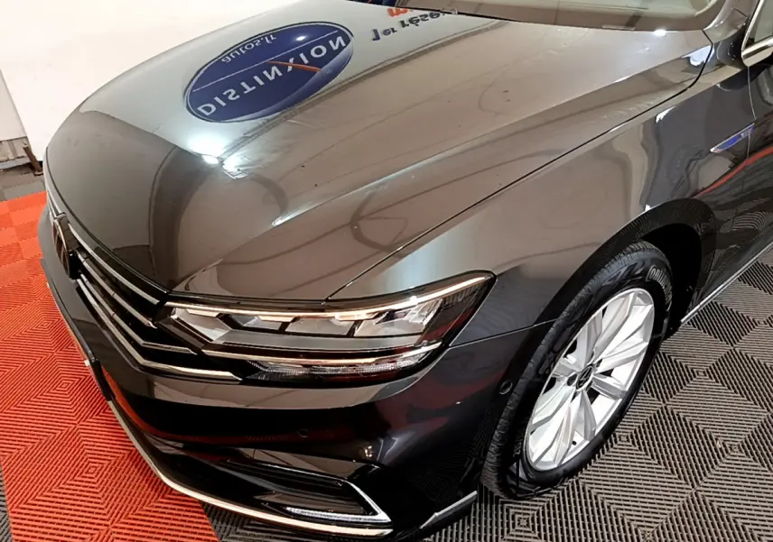 Vue 3/4 avant droit d'une Volkswagen Passat SW GTE hybride rechargeable gris foncé avec phares LED et jantes alliage.