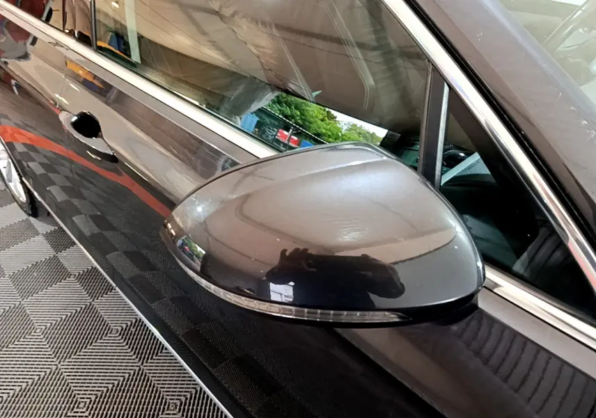 Rétroviseur côté gauche gris foncé de la Volkswagen Passat hybride rechargeable 2022, vue rapprochée sur la portière.