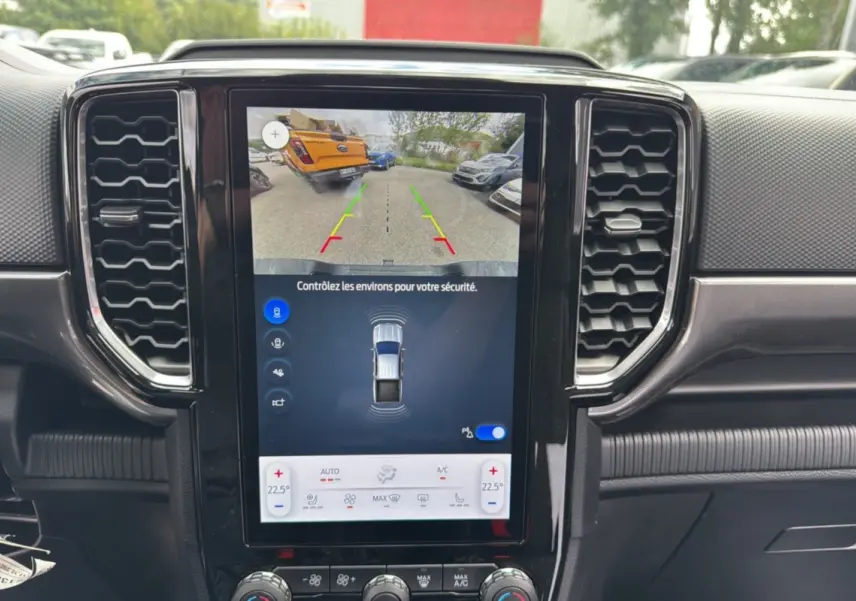 Écran central du Ford Ranger 2025 gris carbone montrant la caméra de recul et les capteurs de stationnement.