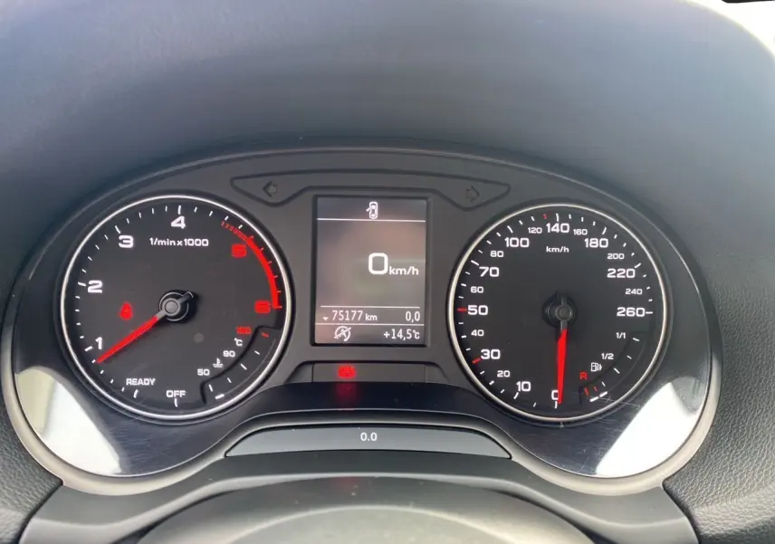 Vue rapprochée du tableau de bord de l'Audi Q2 blanc 2019, affichant le compteur et l'odomètre à 75177 km.