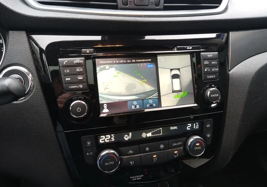 Vue rapprochée de l’écran central du Nissan Qashqai 2019 noir, affichant la caméra 360° et la climatisation digitale.