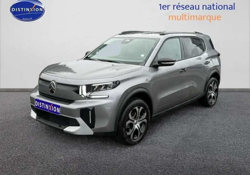 Citroën C3 Aircross gris vue 3/4 avant droit avec jantes 17 pouces et phares LED allumés.