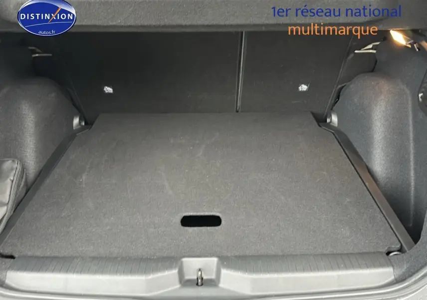 Vue intérieure du coffre du Citroën C3 Aircross gris 2025, plancher de coffre mobile en tissu noir.