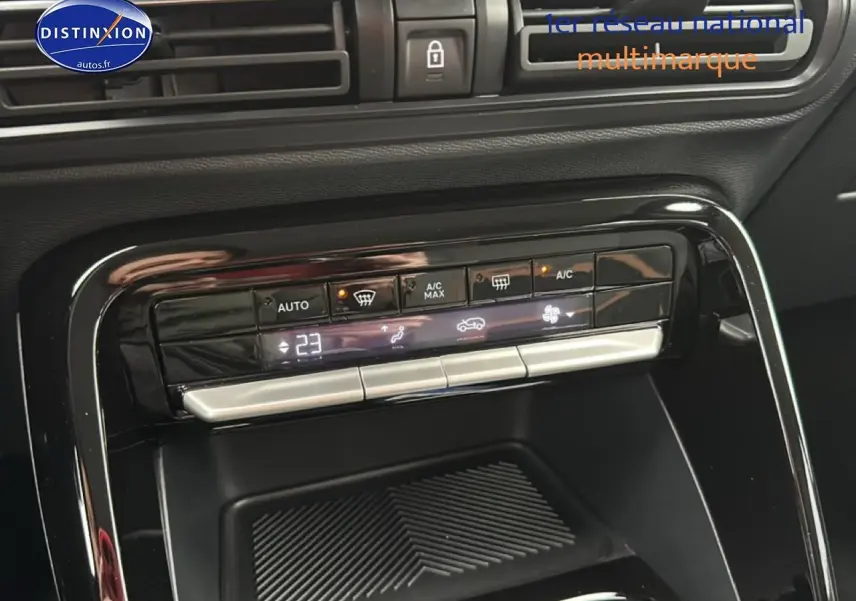 Détail de la console centrale noire du Citroën C3 Aircross gris, montrant les commandes de climatisation automatique.