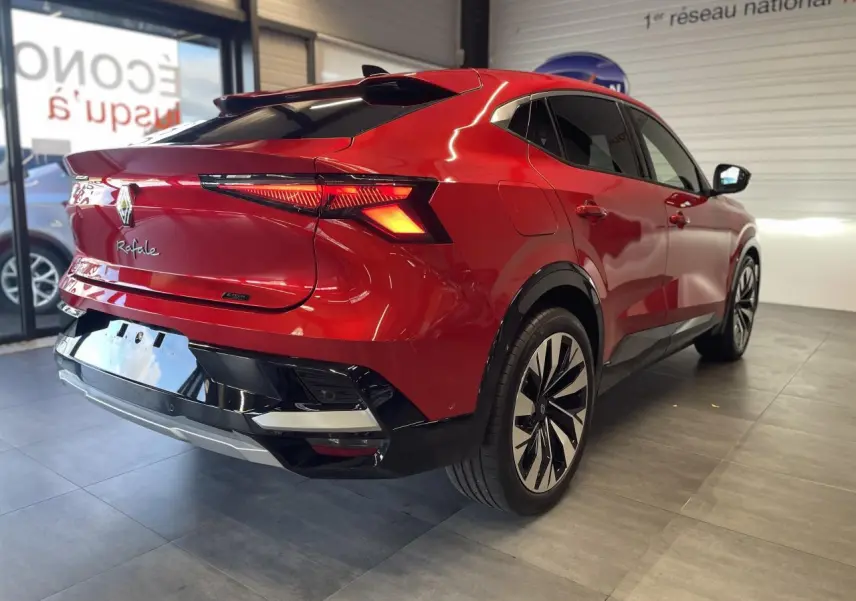 Vue 3/4 arrière droite du Renault Rafale rouge à toit noir avec feux arrière LED et jantes alliage noires.