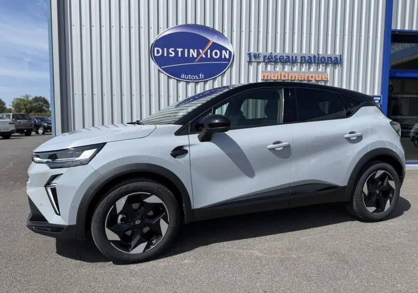 Renault Captur 2025 gris Rafale toit noir en profil droit, avec jantes noires et détails modernes visibles.