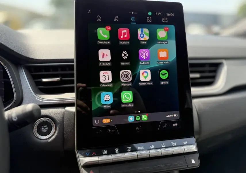 Écran tactile central vertical du Renault Captur 2025 affichant des applications connectées, avec bouton start/stop à gauche.