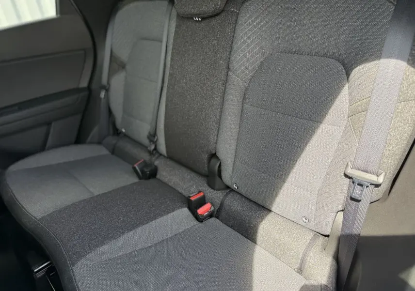 Vue rapprochée des sièges arrière gris foncé du Renault Captur 2025 avec ceintures de sécurité visibles.