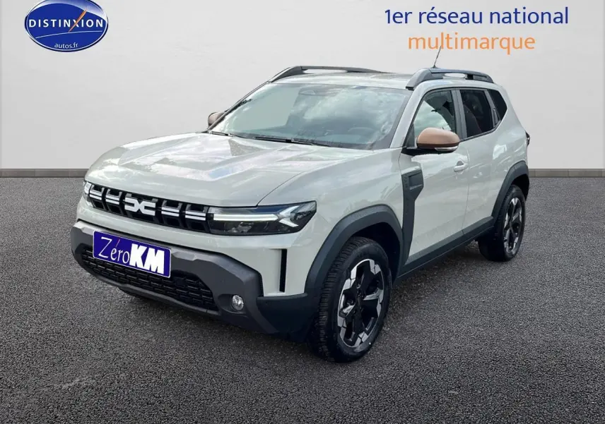 Vue 3/4 avant d'un Dacia Duster 2025 Sandstone avec rétroviseurs couleur sable et barres de toit noires.