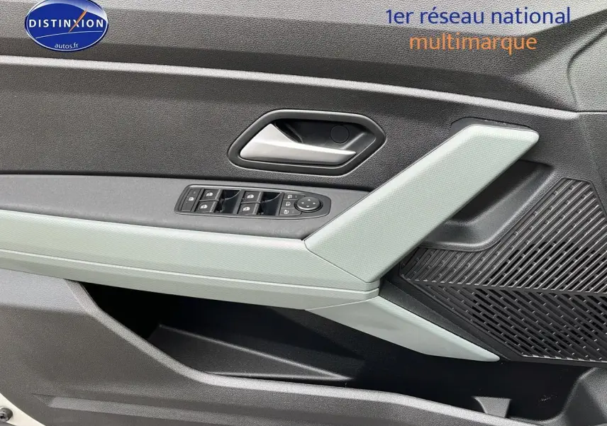 Intérieur de la porte avant gauche du Dacia Duster 2025 Sandstone avec commandes électriques et poignée argentée.
