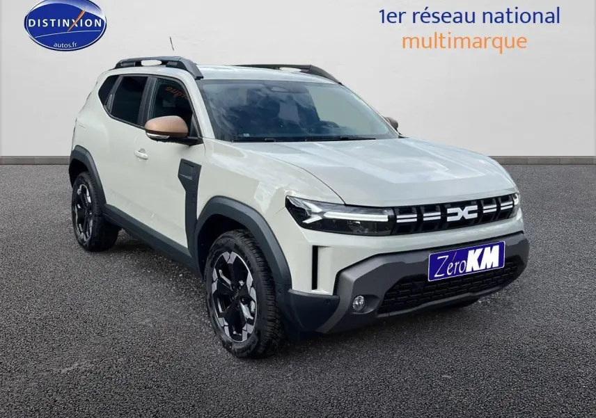 Vue 3/4 avant d'un Dacia Duster 2025 couleur Sandstone avec barres de toit et jantes noires distinctives.