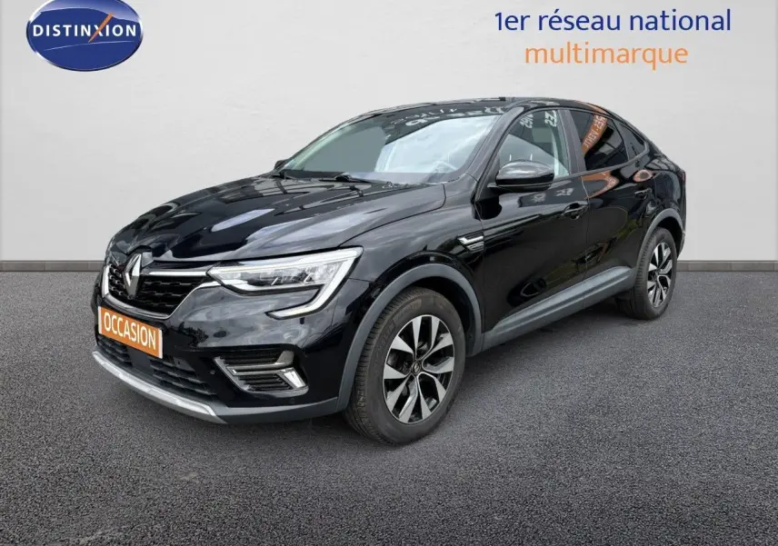 Renault Arkana noir métal en 3/4 avant droit, SUV compact avec jantes bi-ton et feux LED distinctifs.