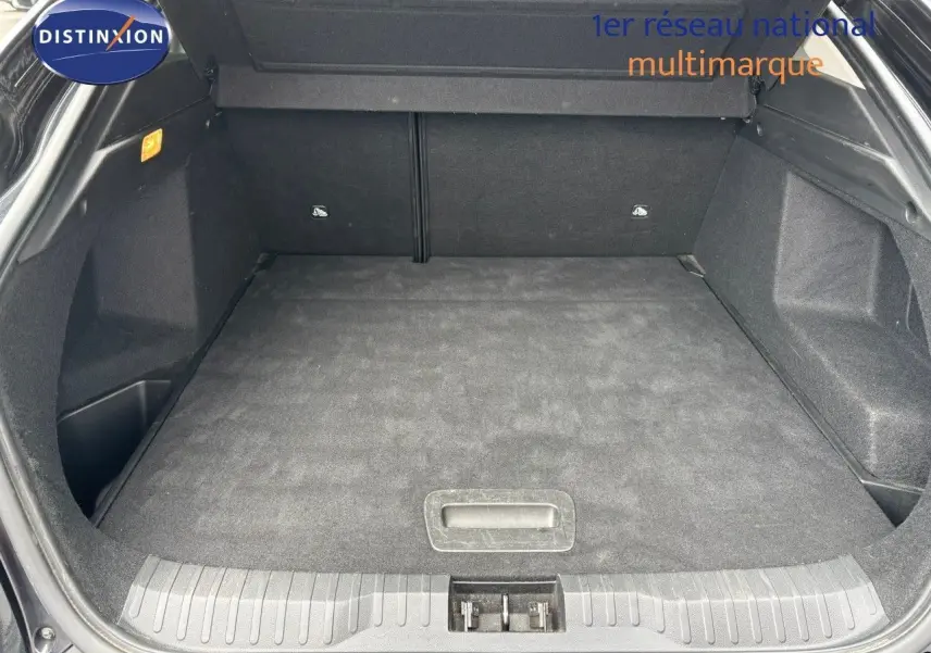 Coffre spacieux ouvert du Renault Arkana noir métal 2022, montrant la surface de chargement et les finitions intérieures.